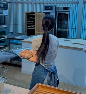 Lee Hye-seong Instagram - 강원도 영월에서 열린, 장장 9시간의
사워도우빵 워크샵에 다녀왔습니다. 

오직 우리밀과 메밀, 곰취나물 등의 강원도 식재료로 빵을 굽는 최효주 베이커님 @bread_memil 의 순수한 열정과 철학에 반하고 돌아왔네요.

빵을 만드는 균, 그리고 빵으로 연결되는 밀 농부와의 커뮤니티 등에 대해 이야기를 나눌 수 있는 소중한 시간을 만들어주셔서 고맙습니다.