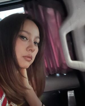 Lee Hyo-ri Instagram - 어제 사배에게 메이크업을 받아보았어요~^^ 메이크업을 정말로 사랑하는 그녀의 작업을 보면서 많이 배웠어요.  제 모습도 또 달라보이죠??^^ 메이크업 해볼꺼 다해봤다 했는데. 아니었네요^^신선한 설렘을 일깨워준 그녀. 고마워요 사배