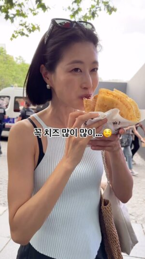 Lee Hyun-yi Instagram - 파리에서 제일 좋아했던 음식 크레페💛
십여년 전 파리에서 캐스팅 다닐때 점심을 먹을 시간도 여유도 없어서 
길거리 크레페 가게에서 크레페를 많이 사먹었어요.
보통 크레페 하면 누텔라 바나나 조합이나 스윗한 디저트로 많이 먹는데,
저는 짠 걸 좋아해서 계란, 치즈, 햄, 토마토 이런 재료를 넣고 식사 대용으로 먹거나, 계란, 치즈, 토마토만 넣고 간식으로 먹었었어요.
주문할때 꼭 “엑스트라 치즈 시부쁠레..🥹” 를 해서 치즈를 많이 넣어야해요… 그래야 맛있음…🤤
이번 파리에서도 사먹어봤는데 너무 맛있는거… 또 먹고 싶은거… 
서울에는 짠 크레페 파는 곳 어디 없나요…..🥚🧀🥓🍅

#2024parisolympics #paris #crepes #파리여행