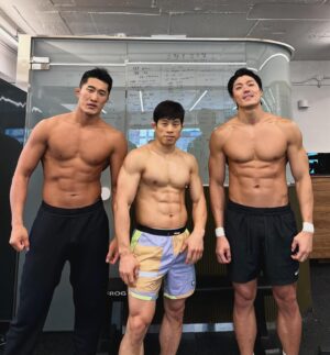 Lee Jae-yoon Instagram - 형들, 역시는 역시다.
지옥을 맛봤다.🫠
Age ain’t Shit.

-
-
-

Captains Sunday Workout🕺🏻

4 Rounds of:
Res. Band Pull/Hold x30
BB Shoulder press x15
DB Lat.Raise x 20
DB Press x 20
DB Bicep Curl x 15

TEAM OF 2 (Time Battle)
5 Rounds of:
15 Cal Assault Bike & 15 Burpees over the Bar

#teamjaeyoonlee
#teamdonghyunkim
#teamjihyunjung
#koreantyson #physical100 #피지컬100