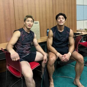 Lee Jae-yoon Instagram - ⚠️

(Spoilers for those havent watched yet!!!)
(스포주의)

몸담았던 작품이 끝나면 늘 그렇듯
이번에도 헤어나오기 어렵네요.

부족함을 알기에.
나는 ‘운동 선수’라 최면을 걸고
임해야만, 거대한 무대에서 
압박을 이겨내며, 평생을 몸바쳐
해온 분들 사이에서 조금이라도
잘해낼수 있을거 같았습니다.

그날들의 공기는 말로는 표현하기 어렵네요.
모두가 각자 사연이 있기에
간절했고, 잘하고 싶었고, 살아남고 싶었죠.
방심을 하거나 최선을 다하지 않을수 없었고, 
진실되게 온힘을 쏟아야만 했습니다.

함께 해준 팀원들.
성빈,민경,Justin,현정이.
그들의 노력이 모두 화면에 담기지 못해 아쉽고
한명한명 얼마나 큰 열정으로 임했는지 알기에
본편으로 확인 할때 뭉클하더군요.
현장에는 더많는 땀과 눈물이 있었습니다.
너무 고맙다.

현장에서 그리고 밖에서
고생하신 제작진분들
그리고 99인. 모두 도전 하는 모습이
멋졌습니다. 많이 배우고 느끼고 갑니다.
Respect.
각자 본업으로 돌아가 하시는 일,
응원합니다.

TEAM!
일상으로 돌아가서도.
어디에서 무얼하던. 
최선을 다하자!
(사진속에 성빈이 없어서 아쉽다🥲)

Age aint shit. Keep grinding.
Stay motivated.
———

Finale.
Still can’t get over it.

I needed the mindset of an
‘Athlete’ to survive in this crowd of
Talents, that dedicated their whole
Life in their craft. I needed that Boost.

It is almost impossible to
Describe the atmosphere, the 
intensity and rollercoaster of emotions.
Everyone had their own stories,
Wanted to win, survive and desperate.
It was a given mission to be truthfully dedicated, and to give it all we got.

My Teammates
Sungbin, MinKyung, Justin and HyunJung
Thank you.
It is unfortunate that the cameras werent able to capture it all. Blood Sweat and Tears.
They were the best.

Thank you, to every involved.
Respect to the rest of the competitors.
Learned a lot from you guys.

 Everyone sending me DMs.
Tagging me on their Stories.
All the Like, follow and comments.
I truly appreciated.

Thank you all.
Age aint shit. Keep grinding.
Stay motivated.

#physical100 
#netflix