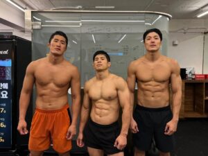 Lee Jae-yoon Instagram - 이번주 방송, 함께 경기한
레전드 형님들과.
작년 피백2 준비 훈련 후.

Living Legends. Respect.
Opponent Team Leaders of 
this weeks mission for 
Physical 100 Season 2
Throwback from last year’s Training.

#physical100 on #netflix