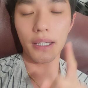 Lee Jeong-hoon Instagram - Aduh banyak bgt tanya respon dari aku.. masalah cowok KDRT???!!!
Cowok KDRT ya gmn ya... menurut aku ga pantas ya... mau masalah gmn pun kita ga boleh ya... karena ibu kita istri kita anak kita semua perempuan... jadi sama aja kita ga hargain ibu kita dan anak kita... 
Suatu hari kalau terjadi kepada anak kita gmn??? Pasti ga mau kan??? Makanya jangan pernah dan misal pernah dan benar2 sudah berubah jangan ulang lagi... 🙏🙏🙏
Ingat!!! KDRT ga boleh terjadi 🙏

Kalau punya pasangan kita yang lakuin KDRT gmn respon kalian?