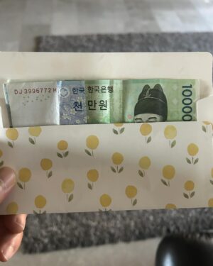 Lee Jong-hyuk Instagram - 너무 많이 줘서 놀랐네 ..생일현금..감자합니다 와이프 ..설마 나한테 써먹을줄은..괜히 알려줬다..