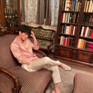 Lee Joo-Ahn Instagram - 스카이캐슬 연으로 조현탁 감독님께서 불러주셔서 설강화에 황태자로 잠시나마 참여했습니다. 감사합니다🙏

#snowdrop #설강화 #jtbcdrama #disneyplus #jisoo #junghaein #황태자