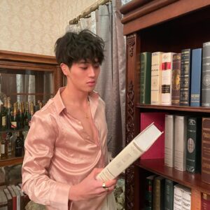 Lee Joo-Ahn Instagram - 스카이캐슬 연으로 조현탁 감독님께서 불러주셔서 설강화에 황태자로 잠시나마 참여했습니다. 감사합니다🙏

#snowdrop #설강화 #jtbcdrama #disneyplus #jisoo #junghaein #황태자