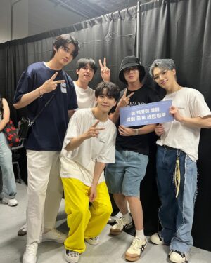 Lee Joo-Ahn Instagram - 세븐틴 콘서트 덕분에 이 멤버가 다시 한자리에 뭉칠 수 있어 너무 좋았고….
내가 좋아하는 아주나이스 20분 불러준 세븐틴 역시 최고였고….
나랑 눈 마주친 정한이형 팬서비스 사랑스럽고….
무튼 좋았다는 말 입니다☺️

#seventeen #follow #worldtour #concert