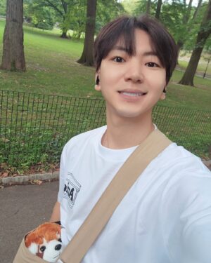 Lee Ju-seung Instagram - 뉴욕 동물원에서 레서팬더 납치 기념 깨끗한 미소 자랑!
 헬스장 혼자 쓰는 기념 그닥 없는 어깨 자랑! 시차적응 힘들다.. #제로네이트 #zeronate #좋다 #뉴욕아시안영화제 #newyork #넌근데너구리니판다니