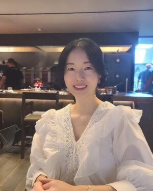 Lee Jung-hyun Instagram - 항상 서아와 외출을 하니..간신히 바스트 사진만 ..겨우 한장 찍네요🥲 정신없는 육아...😳🫶 #지난날 🌸