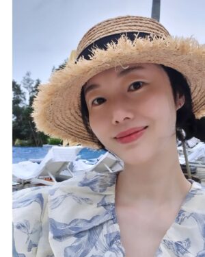 Lee Jung-hyun Instagram - 둘째 임신 축하해주셔서 정말 감사드려요~🫶 
ㅋ사진 좀 찍으려는데 어딜가나 따라다니는 울서아..🤣🩷
#짧은휴가 🏖🍹☀️