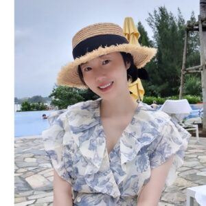 Lee Jung-hyun Instagram - 둘째 임신 축하해주셔서 정말 감사드려요~🫶 
ㅋ사진 좀 찍으려는데 어딜가나 따라다니는 울서아..🤣🩷
#짧은휴가 🏖🍹☀️
