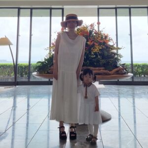 Lee Jung-hyun Instagram - 둘째 임신 축하해주셔서 정말 감사드려요~🫶 
ㅋ사진 좀 찍으려는데 어딜가나 따라다니는 울서아..🤣🩷
#짧은휴가 🏖🍹☀️