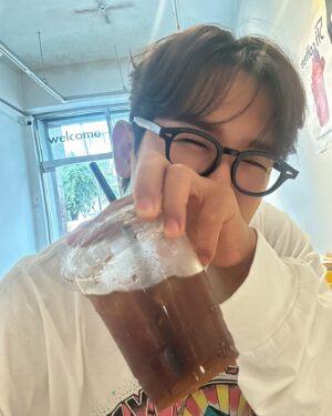 Lee Min-woo Instagram - Good morning🧡

날씨가 오늘도 미쳤다귤🥲

제 생일 기념으로 오늘 공연 오기전에
시원한 아아랑 음료 드시구 오라고
준비한거 잊지않으셨죠??🥰

더위 좀 식히면서
두둥실~ 설레이는 맘으로 좀 이따 만나자귤~🍊💕

I M U🧡
