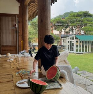 Lee Soo-kyung Instagram - .
언니들과의 소중한추억 
막냉이는 언니들의 사랑을 가득받고 행복했어요 
2024년8월20일에 만나용
.
공개연애-여배우의사생활
❤️💚🧡💙
#tv조선 #여배우의사생활 #예천