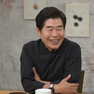 Lee Yeon-bok Instagram - 나는 그냥 멋지게 늙고 싶다. 많은 사람들이 그냥 방송에 나오는 이연복이라는 인물을 생각하는데 나는 그냥 옆집 아저씨로 남고 싶다. 여러분들 그냥 옆집 아저씨로 생각해 주세요.
더도 말고 덜도 말고 그냥 저는 옆집 아저씨입니다. 사랑해요 여러분
#옆집아저씨 #이연복#이제은퇴 #여러분사랑해요 #여러분들이있어서제가있습니다