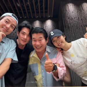 Lee Yeon-bok Instagram - 나는 그냥 멋지게 늙고 싶다. 많은 사람들이 그냥 방송에 나오는 이연복이라는 인물을 생각하는데 나는 그냥 옆집 아저씨로 남고 싶다. 여러분들 그냥 옆집 아저씨로 생각해 주세요.
더도 말고 덜도 말고 그냥 저는 옆집 아저씨입니다. 사랑해요 여러분
#옆집아저씨 #이연복#이제은퇴 #여러분사랑해요 #여러분들이있어서제가있습니다