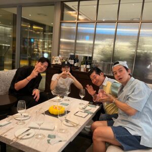 Lee Yeon-bok Instagram - 나는 그냥 멋지게 늙고 싶다. 많은 사람들이 그냥 방송에 나오는 이연복이라는 인물을 생각하는데 나는 그냥 옆집 아저씨로 남고 싶다. 여러분들 그냥 옆집 아저씨로 생각해 주세요.
더도 말고 덜도 말고 그냥 저는 옆집 아저씨입니다. 사랑해요 여러분
#옆집아저씨 #이연복#이제은퇴 #여러분사랑해요 #여러분들이있어서제가있습니다
