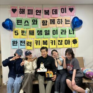 Lee Yeon-bok Instagram - 나는 그냥 멋지게 늙고 싶다. 많은 사람들이 그냥 방송에 나오는 이연복이라는 인물을 생각하는데 나는 그냥 옆집 아저씨로 남고 싶다. 여러분들 그냥 옆집 아저씨로 생각해 주세요.
더도 말고 덜도 말고 그냥 저는 옆집 아저씨입니다. 사랑해요 여러분
#옆집아저씨 #이연복#이제은퇴 #여러분사랑해요 #여러분들이있어서제가있습니다