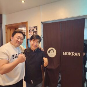 Lee Yeon-bok Instagram - 늘 무엇을 하든 잊지 않고 생각해주는 마동석 참 마음이 깊어 결혼식 장에서
 형님 조만간에 매장 한번 갈게요 하더니 가족들 하고 방문 너무 보기 좋고 가족들을 친구처럼 대하는 게 정말 사랑스럽네 ~♡ #마동석 #범죄도시 #천만배우 #이연복