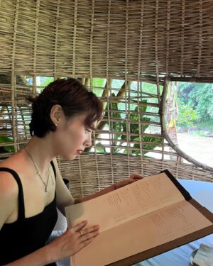 Lee Yeon-hee Instagram - 더워요.🥵
짧은머리 소환. 
#짧은머리시절소환