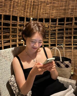 Lee Yeon-hee Instagram - 더워요.🥵
짧은머리 소환. 
#짧은머리시절소환
