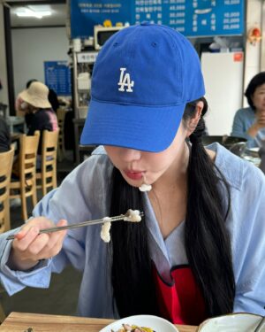 Lee Yu-bi Instagram - 🩵
1.산낙지탈출 
2.산책
3.운동
4.롯데왈드
5.쇼핑
6.눈누난나