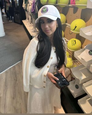 Leila Khan Instagram - Wimbledon ‘24 🥹🎾

(From start to finish…) safe to say we had a good time… 

GENUINELY a dream come true. This was SICK and I’m so grateful 🥹😭🤍

Styled by @siangabari 🤍
• in @reiss @aspinaloflondon @missomalondon @thediamond.lab 

Glam @sorchamakeupartist 🤍