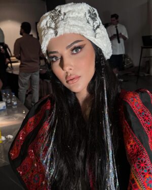Leila Otadi Instagram - زندگی همینقدر ساده است 
از خوردن بستنی قیفی در خیابان خجالت نکشی
از اینکه بایستی و از سوژه ای که خوشت آمده عکس بگیری
ازینکه خودت باشی خجالت نکشی
زندگیت رازندگی کنی وگرنه کسی دیگر برای لذت بردن از زندگیش از تو وزندگی تو استفاده خواهد کرد❤️
