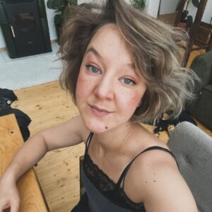 Léna Brauner Instagram - Je 7.7. mám narozeniny. Je mi 33. Mám zdraví. Mám lásku. Mám svoje vlasy. Mám skvělou pubertální dceru, který je 11 let. Videoklip Friendzone má taky narozeniny, protože jsem si ho vy/dala ke 30. narozeninám. Od 30 let do teď, mám pocit, že jenom uklízím, čistím a připravuju půdu pro nové. Mám poprvé v životě “doma”. Mám novou kapitolu života a sedím u stolu s Filipem a bavíme se o přáních, snech a odvaze. Mám chuť dělat věci. Vélký věci. Tuhle chuť jsem necítila už hodně dlouho a mám velkou radost. Takže dík a těšte se se mnou, protože, když říkám velký, tak myslím/e velký. 

První foto: @rmalkova 
Poslední foto: @vanesaboleg