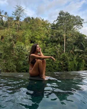 Lena Guillou Instagram - « Un peu d’eau fraîche & de verdure… » 💚🌱🌴🥑🦎🐸