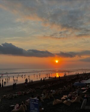 Lena Guillou Instagram - 1ER DUMP BALI 🏝️

À vrai dire je suis ici pour : 
- Me retrouver 
- Me projeter et voir si oui ou non je me vois vivre ici ( Canggu sûre que non car trop de touristes )
- Me reconnecter avec la 🌱

Dernière photo c’est cadeau 🎁