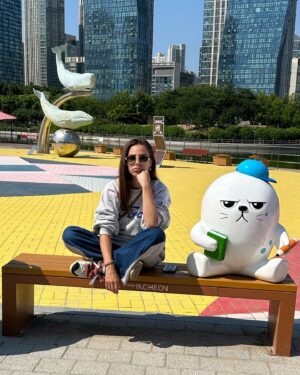 Lena Guillou Instagram - Dernier dump de Mon voyage en Corée du Sud 🇰🇷 
La dernière photo c’est cadeau clairement 🎁
Et j’espère que vous avez aimés ma perception de ce voyage et la façon dont je vous l’ai partagé 🫰🏼