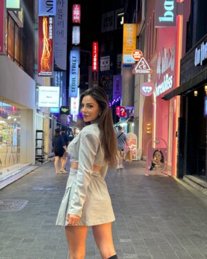 Lena Guillou Instagram - Dernier dump de Mon voyage en Corée du Sud 🇰🇷 
La dernière photo c’est cadeau clairement 🎁
Et j’espère que vous avez aimés ma perception de ce voyage et la façon dont je vous l’ai partagé 🫰🏼