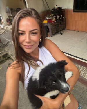 Lena Guillou Instagram - 1ER DUMP BALI 🏝️

À vrai dire je suis ici pour : 
- Me retrouver 
- Me projeter et voir si oui ou non je me vois vivre ici ( Canggu sûre que non car trop de touristes )
- Me reconnecter avec la 🌱

Dernière photo c’est cadeau 🎁