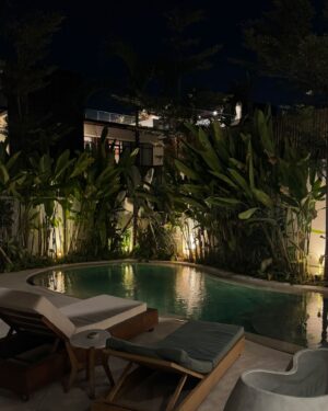 Lena Guillou Instagram - 1ER DUMP BALI 🏝️

À vrai dire je suis ici pour : 
- Me retrouver 
- Me projeter et voir si oui ou non je me vois vivre ici ( Canggu sûre que non car trop de touristes )
- Me reconnecter avec la 🌱

Dernière photo c’est cadeau 🎁