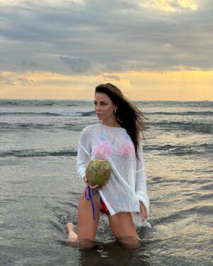 Lena Guillou Instagram - 1ER DUMP BALI 🏝️

À vrai dire je suis ici pour : 
- Me retrouver 
- Me projeter et voir si oui ou non je me vois vivre ici ( Canggu sûre que non car trop de touristes )
- Me reconnecter avec la 🌱

Dernière photo c’est cadeau 🎁