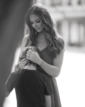 Lena Katina Instagram - Материнство-самый большой подарок, который я получила от жизни/судьбы/Бога 🧡  мой уже такой взрослый, но в то же время совсем еще ребенок-Сашка!!! Мой первый сын. Он многому меня научил. Казалось бы, я взрослая, я должна знать лучше. А вот и нет. Если внимательно слушать и слышать-правда можно многому научиться от своих детей. Безумно люблю и очень благодарна за все твои жизненные уроки! #семья #мама #мамаисын
