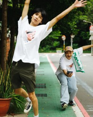 Leo Wang Instagram - 賣 T-shirt 

白飯手踢 強力推推
給新店的菜鳥設計師 @leowangmorrison
以及 萬隆阿春 @lasachunyan 的拿著白飯的手
一點鼓勵吧

消化不良週邊限時預購倒數中！
保證預購期～8/9(一)
預購詳情請至顏社官方商店 @kao_inc