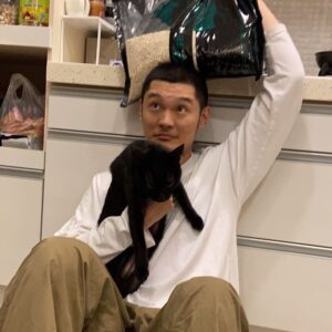 Leo Wang Instagram - Wassup~
在下使用 挖砂貓砂 已經三年多了
最近剛從 松木砂 完全換成了 豆腐砂
覺得相見恨晚 都可以直接沖馬桶
不臭不臭 讚

我莫名其妙成為貓砂業者也已經快半年了
感謝眾砂友大力支持

❶活動時間：
2021年3月3日－2021年3月10日

❷活動詳情：
在限時動態分享與 Wassup 挖砂貓砂  的合照，或是貓砂本人的生活照， tag @leowangmorrison 及 @wassupcatlitter 並 hashtag #挖砂貓砂凝最好的選擇 我們將會精挑細選出兩張最讚的照片，送給一位朋友 Leo王【朋友朋友演唱會】Legacy Taipei  單人票一張，來現場認識您新的朋友朋友，新友誼愉快。

❸得獎名單公佈日期：
2021年3月12日

❹ 挖砂貓砂擁有審核活動參加者內容的權利，照片或留言中若有涉及暴力、色情或妨害社會善良風俗之內容，將不納入參加資格。

#wassup貓砂 #挖砂貓砂 #礦砂 #松木砂 #豆腐砂
#挖砂貓砂凝最好的選擇