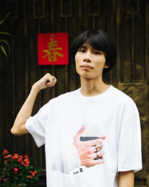 Leo Wang Instagram - 賣 T-shirt 

白飯手踢 強力推推
給新店的菜鳥設計師 @leowangmorrison
以及 萬隆阿春 @lasachunyan 的拿著白飯的手
一點鼓勵吧

消化不良週邊限時預購倒數中！
保證預購期～8/9(一)
預購詳情請至顏社官方商店 @kao_inc
