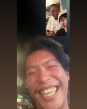 Leo Wang Instagram - 【驚傳 Leo王自爆外遇不斷 小三小四小五小六畢業 】

小時候 看超級新光大道 第一屆
林宥嘉 在決賽 唱 Radiohead creep 的那一屆

還記得 那時候 一位評審 Roger老師曾說過
現在小朋友都很厲害 但是大家做藝人就是要學會如何 ”藏拙“

可能這是 化妝造型 這門藝術的一個概念吧。

但是越長大 越覺得這個想法 已經不適用 
不是因為已經藏不住 ㄨㄟˊ~~ XD

而是因為 
我從來不覺得自己是要成為甚麼偶像明星
我是想要當一個創作者 做一個 拋磚引玉的人

作為一個創作者 如果不真實 
如果大家都是鵝卵石

那真的是太無聊 大家可以先下線了

不想要去創造 一個完美形象的假象
我是我你是你他是他 shout out to 李松樺 SOWUT

如果 我是一個很愛老婆的人 我寫了老婆的歌
那是因為我當時 真的很愛老婆 
如果我搞砸 那是真的搞砸

重點是
我想要點名 這些年來寫過我婚姻狀態 
或是使用過這些聳動標題的 記者 靠這些文字吃飯的人
其實我根本不知道你們是誰 也沒關係 我又不gang

只不過 我想挑戰你們 你們有做好你們的職業道德嗎？

你們有跟任何一個當事人 求證過事實 
然後 有得到過任何 類似證據 或是足以證明事實的人事物嗎？

如果不足以證明是事實 你們怎麼會想把事情當成是新聞
用新聞的方式 來傳播這樣的內容呢？

日前被爆料？甚麼時候被爆料？ 誰出來爆料？
誰的 IG？那隻狗狗分享了她的觀點！

真正的當事人 只有我跟我的前妻
她是一個很酷的人 可能是最酷的人
從來對於 八卦新聞 都是 no comment
這也是 她教我的 

沸沸揚揚以來 她只告訴過我 
沒有人可以代替她發言 ”don‘t put words in my mouth“

我從來沒有否認過 任何事情 也自認從來沒有義務承認或解釋

但是連人家 臺北流行音樂中心 Taipei Music Center 跟 陳小律 GreenTed 辦的 好棒的 @第一屆Beats賞金獵人Beat Battle 的活動 你們都又再加上這種標題 

人家部門形象這麼好 我是覺得對他們金價就拍謝
還是說 現在流行這樣當成是一種宣傳的策略嗎？

甚麼是捕風捉影？甚麼是新聞？

就連我 即將 要跟 @pinkchain紅粉鍊人
出一張很屌的 freestyle的專輯 這種事情
你們也要 捕風捉影？ 專輯名稱 都被你們提前洩漏！
這樣我們高雄人！台中人！還有隱私嗎？XD

那你們怎麼沒有捕風到 我們還要跟 @gummy.bbbb 
出一首很屌的 新歌 【陀螺】來做為專輯的第一首歌？
到底甚麼時候會出！？是有影？還是沒影？
越說越氣！我就問！人民還有知的權利嗎？

感嘆啊 感嘆啊

謝謝啞虎 我託你的福 我託...
謝謝各位媒體朋友 歡迎轉載

阿嬤 的 裹腳布 是 又臭又長
王品 的 Freestyle 是 有講有笑

敬請期待 Leo王 x 賴品丞 aka Pinkchain紅粉鍊人
【王品 Freestyle】coming soon