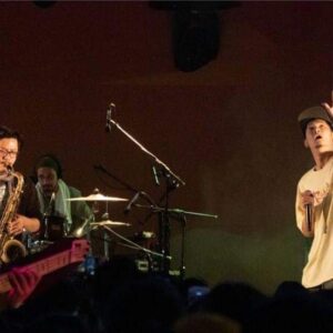 Leo Wang Instagram - 2019 12/1 的一場演出

由左至右 
UG on the bass
謝哥 on the sax
高飛 on the drums
Me looking into the sky
曾哥 on the keyboard