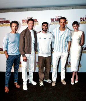 Leonardo Bittencourt Instagram - Eu conheci o Hugh Jackman e o Ryan Reynolds! 

Imagina você estar 18:30 na academia, tua amiga te liga perguntando se tu quer conhecer apenas esses caras aí mas as 19:30 tem que estar no local do evento? 

Hahahaha era só uma segunda feira tranquila e vi de perto dois caras (de 1,88 m e surpreendente altos) que você acompanhou desde mlq lá em Manaus e jamais imaginaria que seria possível. 

@tatawerneck sei nem como te agradecer pelo convite! Fiquei igual criança perto deles hahaha obg msm ♥️