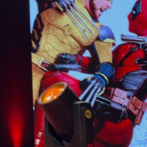 Leonardo Bittencourt Instagram - Eu conheci o Hugh Jackman e o Ryan Reynolds! 

Imagina você estar 18:30 na academia, tua amiga te liga perguntando se tu quer conhecer apenas esses caras aí mas as 19:30 tem que estar no local do evento? 

Hahahaha era só uma segunda feira tranquila e vi de perto dois caras (de 1,88 m e surpreendente altos) que você acompanhou desde mlq lá em Manaus e jamais imaginaria que seria possível. 

@tatawerneck sei nem como te agradecer pelo convite! Fiquei igual criança perto deles hahaha obg msm ♥️