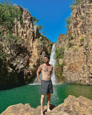 Leonardo Bittencourt Instagram - Chapada dos Veadeiros - Cachoeira Macaquinhos 📍

Sei nem o que falar, vei. Tem de tudo aqui! Queda d’água, água cristalina, caverna… foi tudo desenhado e colocado a mão aqui, não é possível. Lindo demais! ♥️