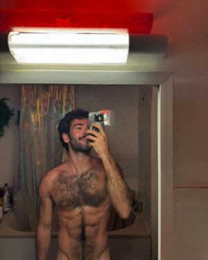 Leonardo Marques Instagram - Nude beaches, good food and great company is the perfect sum-up of these 4 days in Marseille. 🐚🌊☀️It’s always good to be back ❤️🦦 thanks @richiehtet