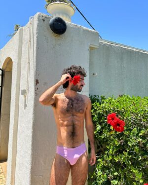 Leonardo Marques Instagram - Flowers, salty hair, grilled fish and deep conversation among friends explain pretty well these last days in the south of Portugal 🌺🌊🐟