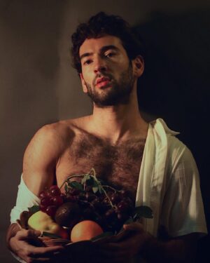 Leonardo Marques Instagram - ᴄᴏᴘʏᴄᴀᴛ sᴇʀɪᴇs - the series I try to reenact the classics | 2nd pictures is “Boy with a Basket of Fruit by Caravaggio (1593). 📸 by @dan.nie.la