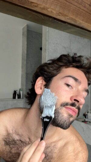 Leonardo Marques Instagram - [🧴GROOMING] - I BLEACHED MY BEARD - Another check on my list! They say everyone should be blonde once 😂 I have dyed my hair blonde in the past, I was happy I did it but I said to myself I would NEVER do it again. Today is my beard ahaha Right in time to be Santa Claus for Christmas 🎅🏼 jk I won’t last more than 2 days with it 😂 (ATENTION: DON’T TRY THIS ALONE! Bleaching products can cause life-threatening allergic reactions and they are even more dangerous on your face. CONTACT A PROFESSIONAL IN CASE YOU WANT TO DO IT ⚠️)