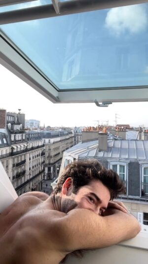 Leonardo Marques Instagram - [✈️TRAVEL] WAKE UP WITH ME, IN PARIS. Good morning babes. As you know, I lived 1 year and a half here, just moving back to Lisbon 2 months ago. However I have been coming back here every month since, for work and friends 😂 actually this is how i prefer Paris (not based here but coming for work and fun). I’m staying at my friend @diegoriveramontes beautiful apartment and I was lucky to have some sun mixed with the cold weather☺️❤️ have a great Sunday!